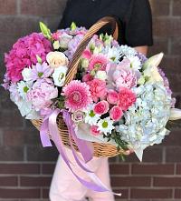 Композиция солнечный день в Поселок НИИРП Цветочная композиция из Розы, Хризантемы, Пионы и Лизиантусы в корзине в Поселок НИИРП